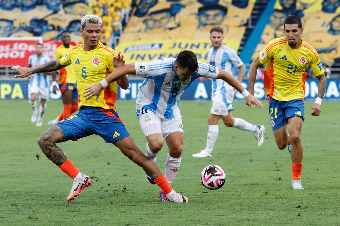 Richard Ríos (i) de Colombia disputan el balón con de Marcos Acuña (c) de Argentina en un partido de las eliminatorias sudamericanas para el Mundial de 2026. EFE/ Mauricio Dueñas Castañeda