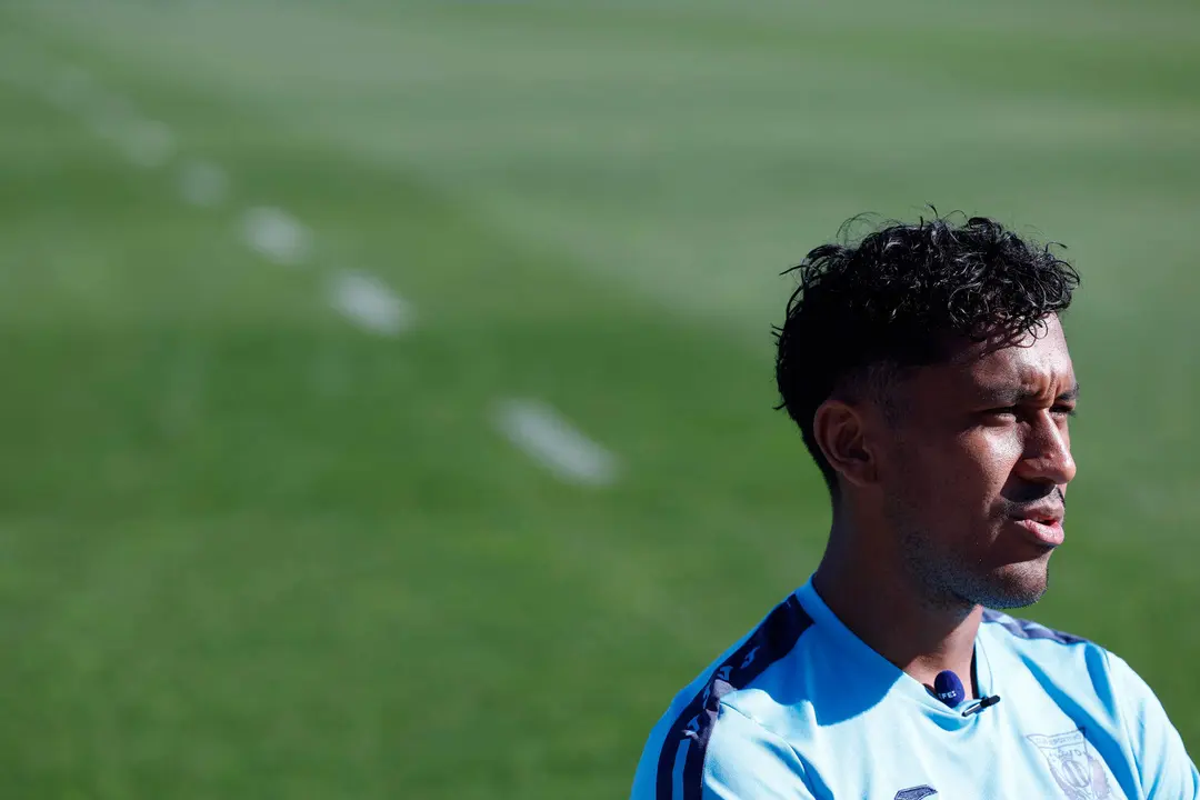 Renato Tapia es una figura clave para la selecci&oacute;n peruana y ejerce un liderazgo que ya le ha llevado a ponerse con orgullo el brazalete de capit&aacute;n. Lo hizo justo despu&eacute;s de la &uacute;ltima Copa Am&eacute;rica, que se perdi&oacute; al no darle la federaci&oacute;n de su pa&iacute;s seguridad en caso de lesi&oacute;n mientras se encontraba sin club. EFE/ Javier Liz&oacute;n