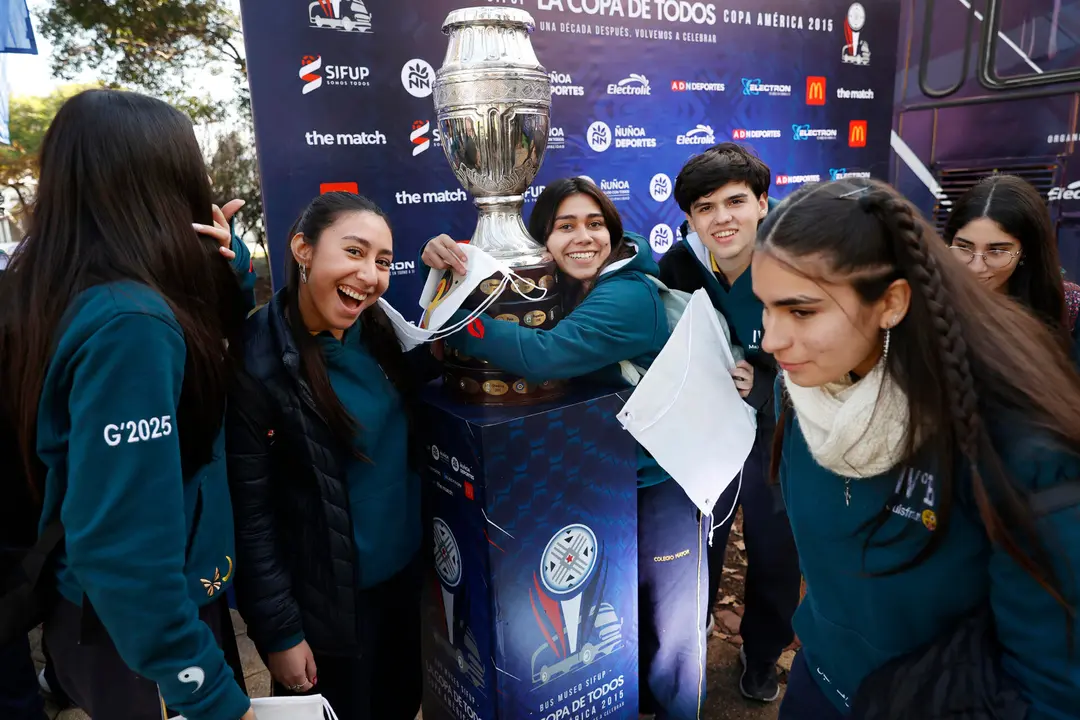 Camisetas, banderines, fotograf&iacute;as y hasta la r&eacute;plica del trofeo forman parte de una exposici&oacute;n conmemorativa de los diez a&ntilde;os de la conquista en Santiago de Chile de la Copa Am&eacute;rica de 2015, la noche del 4 de julio. EFE/ Elvis Gonz&aacute;lez