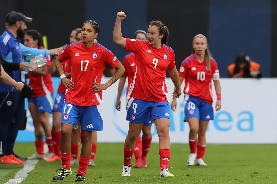 Jugadoras de Chile celebran un gol en un partido de la Copa Am&eacute;rica Femenina entre Per&uacute; y Chile en el estadio Complejo Independiente del Valle, en Quito (Ecuador). EFE/ J&oacute;se J&aacute;come