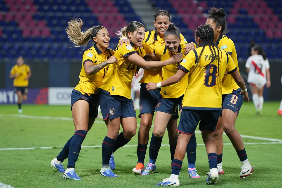Jugadoras de la selecci&oacute;n de Ecuador celebran este martes en Quito la c&oacute;moda victoria por 1-3 sobre Per&uacute; que deja a la Tri en la cima del Grupo A de la Copa Am&eacute;rica y la Blanquirroja en el s&oacute;tano, con dos derrotas. EFE/ Vicente Costales.