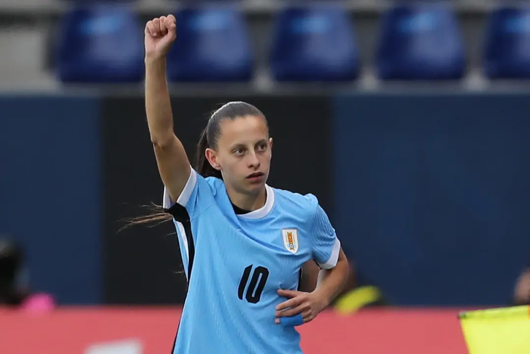Bel&eacute;n Aquino marc&oacute; este viernes en Quito el gol de la victoria de Uruguay por 1-0 sobre la de Per&uacute;, que ha quedado al borde de la eliminaci&oacute;n de la Copa Am&eacute;rica que se disputa en Ecuador. EFE/ Jos&eacute; J&aacute;come