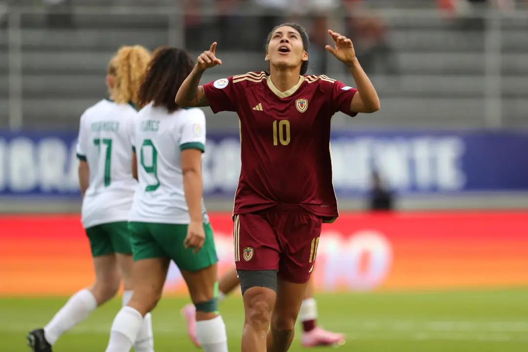 La creativa venezolana Joemar Guarecuco celebra su gol, el tercero de la vapulead por 7-1 que propinaron este s&aacute;bado, en la tercera fecha del Grupo B de la Copa Am&eacute;rica a Bolivia en partido jugado en el  estadio Gonzalo Pozo Ripalda de Quito. EFE/ Jos&eacute; J&aacute;come