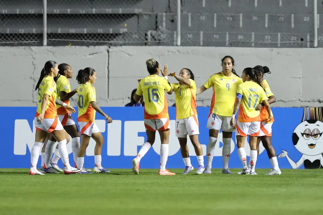 Jugadoras de la selecci&oacute;n de Colombia celebran la goleada por 4-1 infligida este s&aacute;bado a Paraguay en un partido de la tercera fecha del Grupo B de la Copa Am&eacute;rica jugado en el  estadio Gonzalo Pozo Ripalda de Quito. EFE/ Jos&eacute; J&aacute;come