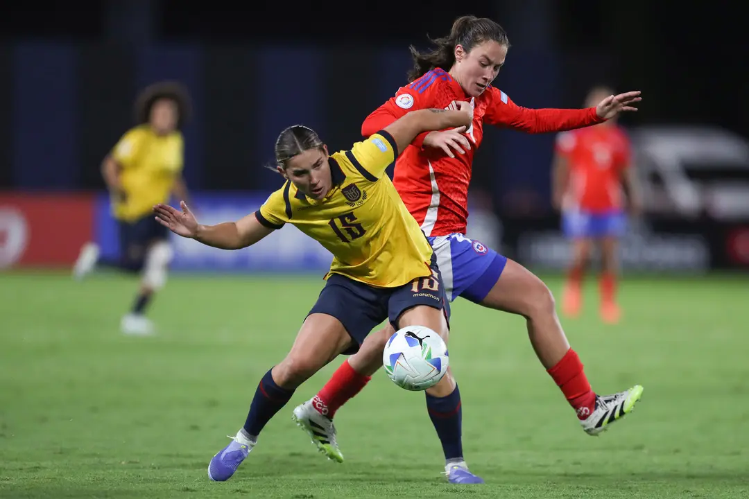 Sonya Keefe (d), de Chile, disputa el bal&oacute;n con Manoly C&oacute;rdova, de Ecuador, en un partido de la fase de grupos de la Copa Am&eacute;rica Femenina entre Chile y Ecuador en el  estadio Banco de Guayaquil en Quito (Ecuador). EFE/ Jos&eacute; J&aacute;come