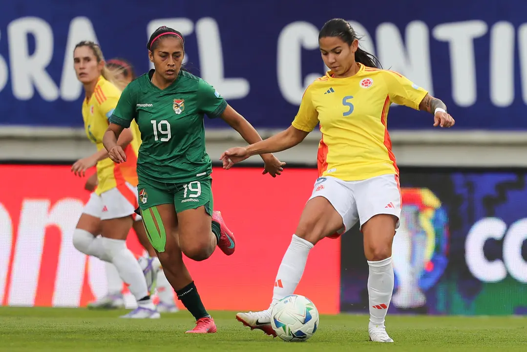 Lorena Bedoya (d), de Colombia, disputa el bal&oacute;n con Carla M&eacute;ndez, de Bolivia, en un partido de la fase de grupos de la Copa Am&eacute;rica Femenina entre Colombia y Bolivia en el estadio Gonzalo Pozo Ripalda en Quito (Ecuador). EFE/Jos&eacute; J&aacute;come