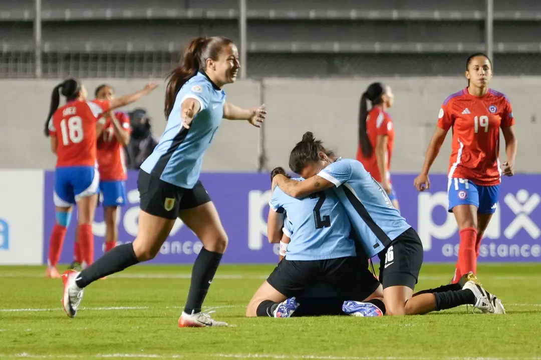 Jugadoras de la selecci&oacute;n de Uruguay celebran este jueves en el estadio quite&ntilde;o Gonzalo Pozo Ripalda la goleada por 0-3 infligida a la Chile en el cierre de la fase de grupos de la Copa Am&eacute;rica, y su clasificaci&oacute;n a las semifinales. EFE/ Vicente Costales