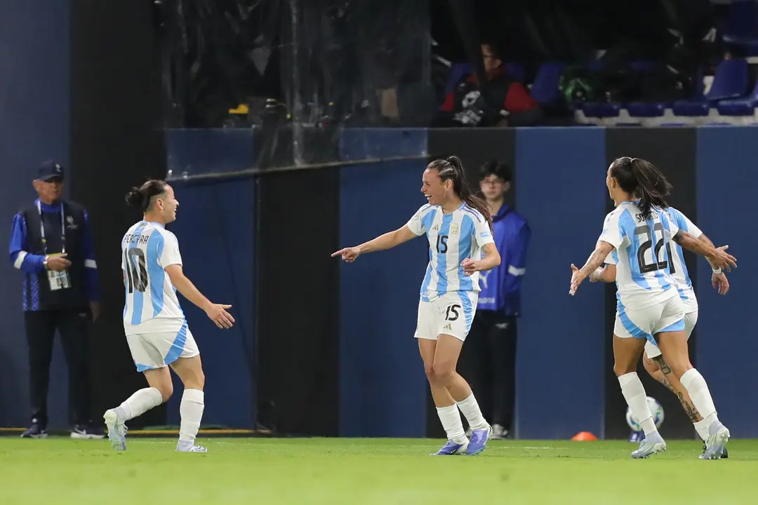 Florencia Bonsegundo (c) celebra su gol, el segundo de Argentina ante Ecuador en la Copa Am&eacute;rica Femenina en el estadio Banco Guayaquil en Quito (Ecuador). EFE/Jos&eacute; J&aacute;come