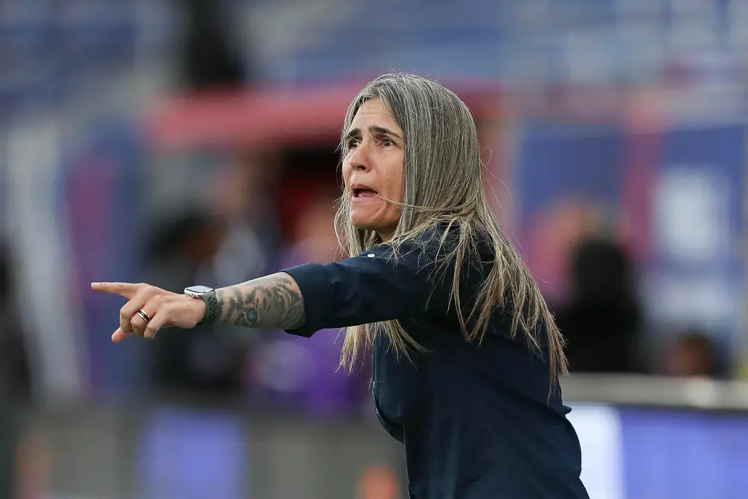 Emily Lima dej&oacute; de ser seleccionadora de Per&uacute;. En la foto, da instrucciones durante un partido ante Uruguay en la Copa Am&eacute;rica Femenina en Quito (Ecuador). EFE/Jos&eacute; J&aacute;come