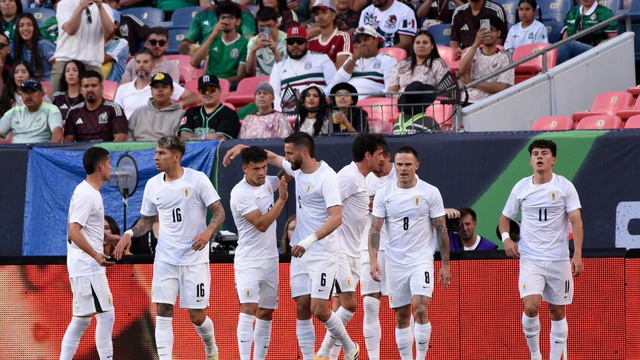Los jugadores de Uruguay celebran un gol de Facundo Pellistri (d) en el amistoso ante M&eacute;xico en Denver. EFE/ Todd Pierson