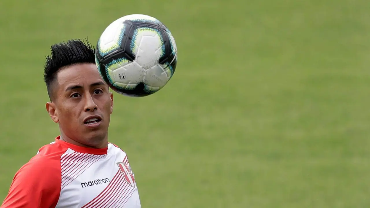 Fotograf&iacute;a de archivo en la que se registr&oacute; al centrocampista peruano Christian Cueva, durante un entrenamiento con la selecci&oacute;n de f&uacute;tbol de su pa&iacute;s, en S&atilde;o Paulo (Brasil). EFE/Fernando Bizerra Jr