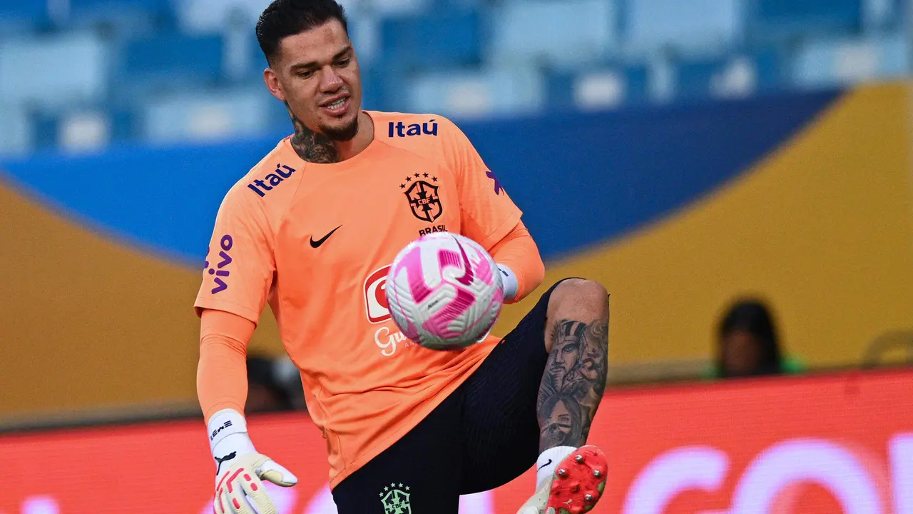 Fotograf&iacute;a de archivo en la que se registr&oacute; a Ederson, portero de la selecci&oacute;n brasile&ntilde;a de f&uacute;tbol, durante un entrenamiento en la Arena Pantanal de Cuiab&aacute; (Brasil). Ederson sufri&oacute; una fractura en el rostro, por lo que se perder&aacute; la Copa Am&eacute;rica, que comenzar&aacute; el pr&oacute;ximo 20 de junio en Estados Unidos. EFE/Andre Borges