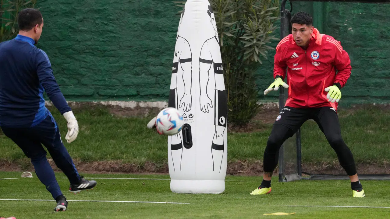 El arquero de la selecci&oacute;n chilena de f&uacute;tbol, Brayan Cort&eacute;s, participa en un entrenamiento el lunes 3 de junio, en el complejo deportivo Juan Pinto Dur&aacute;n en Santiago (Chile). Chile debutar&aacute; ante Per&uacute; en la Copa Am&eacute;rica 2024, el 21 de junio en  el estadio AT&T Stadium de Arlington, Texas. EFE/ Elvis Gonz&aacute;lez