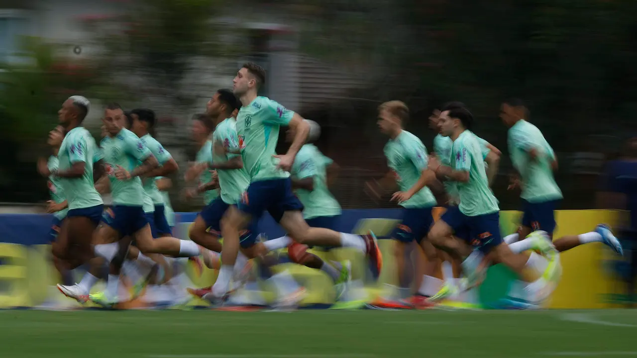 Fotograf&iacute;a de archivo en la que se registr&oacute; un entrenamiento de la selecci&oacute;n brasile&ntilde;a de f&uacute;tbol, en Teres&oacute;polis (Rio de Janeiro, Brasil). EFE/Antonio Lacerda