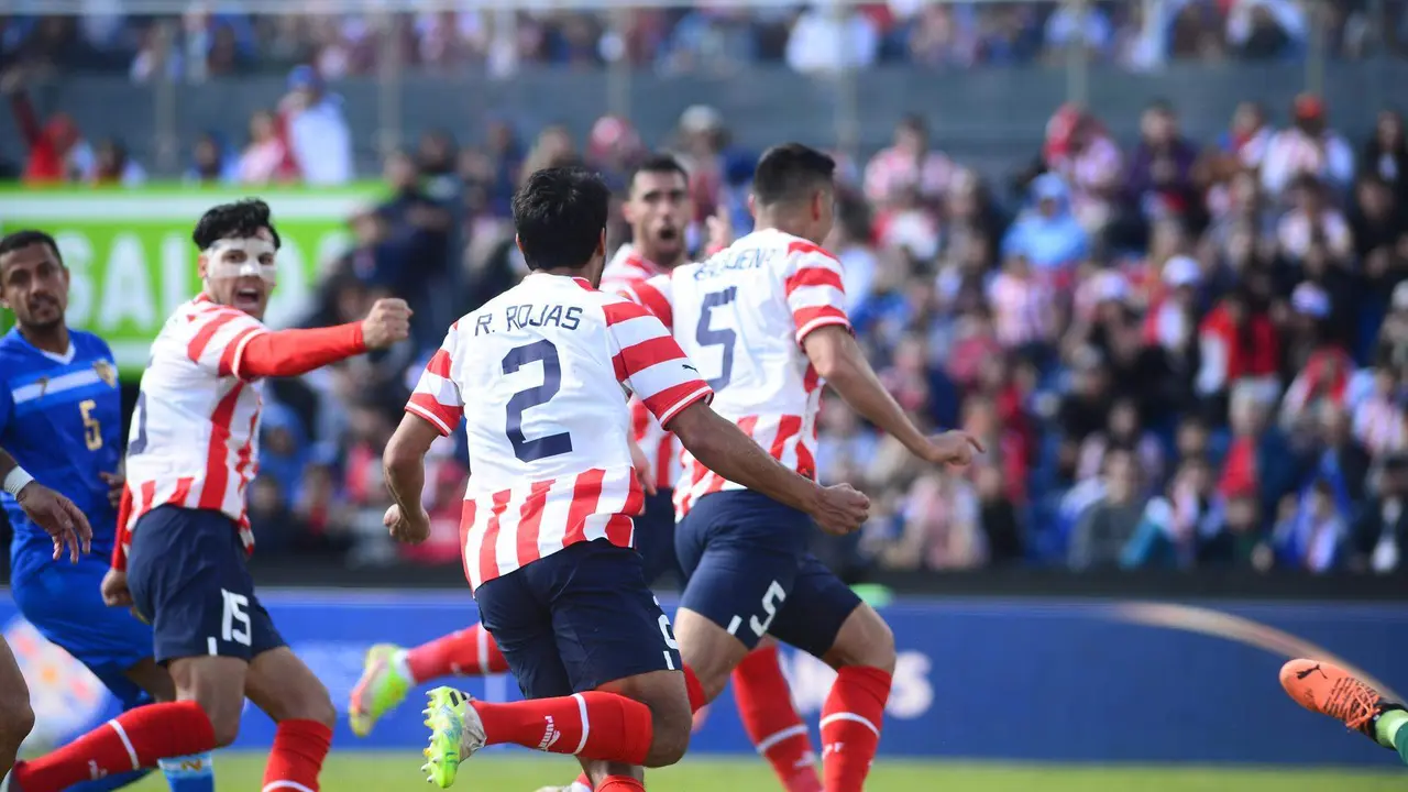 Jugadores de Paraguay celebran una anotaci&oacute;n, en una fotograf&iacute;a de archivo. EFE/ Daniel Piris