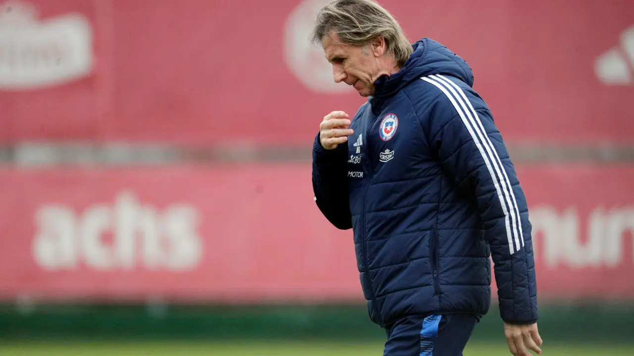 El seleccionador del equipo nacional masculino de f&uacute;tbol de Chile, el argentino Ricardo Gareca, fue registrado este lunes, 10 de junio, durante un entrenamiento, en el complejo deportivo Juan Pinto Dur&aacute;n de Santiago de Chile. EFE/Elvis Gonz&aacute;lez