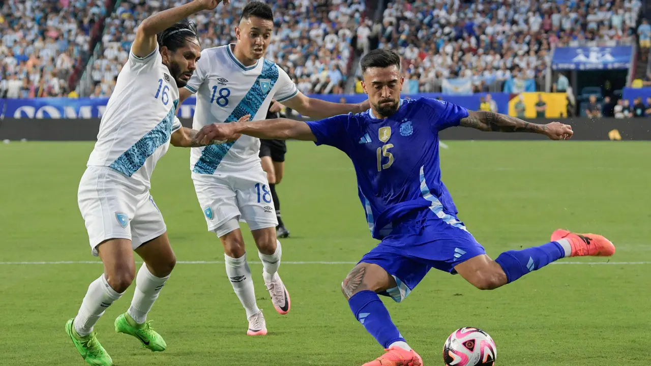 Nicol&aacute;s Gonz&aacute;lez (d), de Argentina, en una acci&oacute;n del partido amistoso con Jos&eacute; Morales, de Guatemala. EFE/ Lenin Nolly