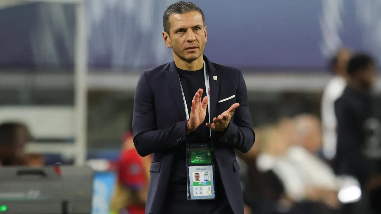 Foto de archivo del seleccionador de f&uacute;tbol de M&eacute;xico, Jaime Lozano, quien divulg&oacute; este viernes una lista de 31 jugadores con los que encarar&aacute; la recta final de la preparaci&oacute;n de la Copa Am&eacute;rica de Estados Unidos y en la que no est&aacute;n dos referentes: el portero Guillermo Ochoa y el extremo Hirving Lozano. EFE/ Carlos Ram&iacute;rez