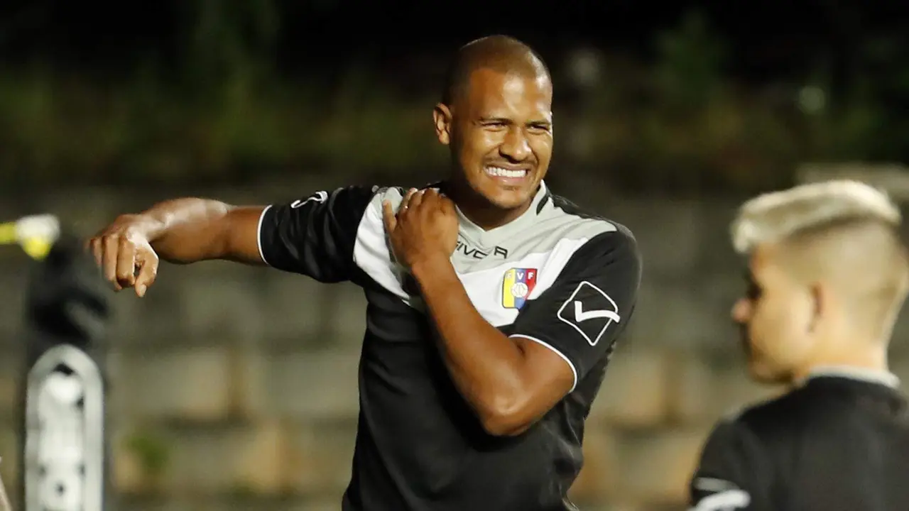 Imagen de archivo tomada al delantero Jos&eacute; Salom&oacute;n Rond&oacute;n (i), quien a los 34 a&ntilde;os es el m&aacute;ximo goleador de la selecci&oacute;n venezolana con 41, y este martes ha sido incluido en una lista de 30 jugadores que comenzar&aacute;n entrenamientos para la Copa Am&eacute;ica de Estados Unidos, que comenzar&aacute; el 20 de junio. EFE/Mauricio Due&ntilde;as Casta&ntilde;eda