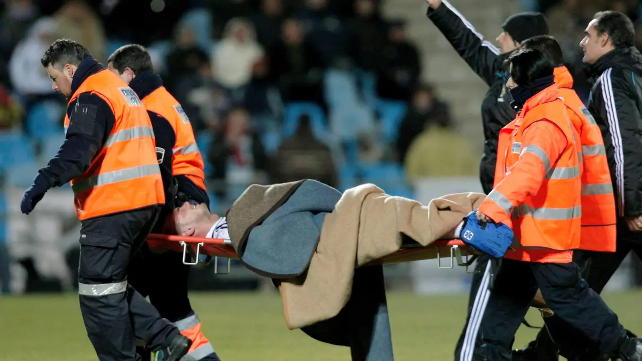 Fotograf&iacute;a de archivo en la que se registr&oacute; el traslado en camilla de un futbolista, sustituido por un fuerte golpe en la cabeza, en el Coliseum Alfonso P&eacute;rez de Getafe (Espa&ntilde;a). EFE/Juanjo Mart&iacute;n