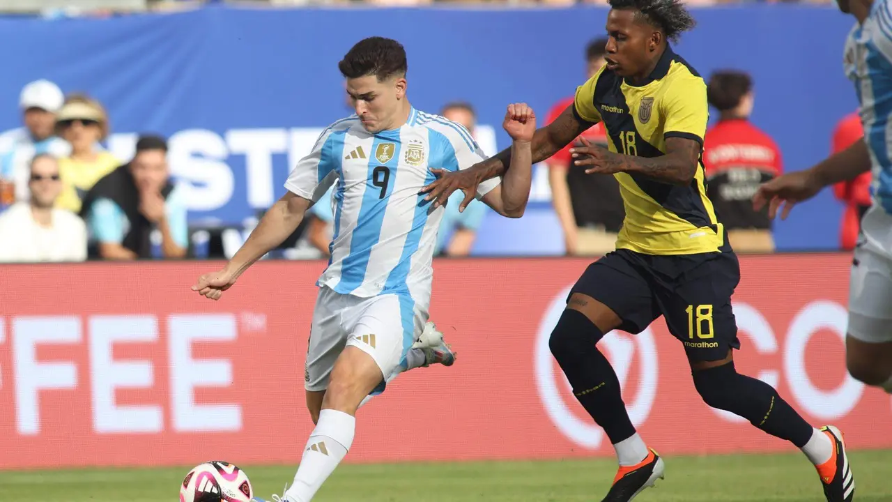 El delantero argentino Juli&aacute;n &Aacute;lvarez (i) fue registrado este domingo, 9 de junio, al disputar un bal&oacute;n con Joao Ortiz (d), de Ecuador, durante un partido amistoso disputado en el estadio Soldier Field de Chicago (Illinois, EE.UU.). EFE/Trent Sprague