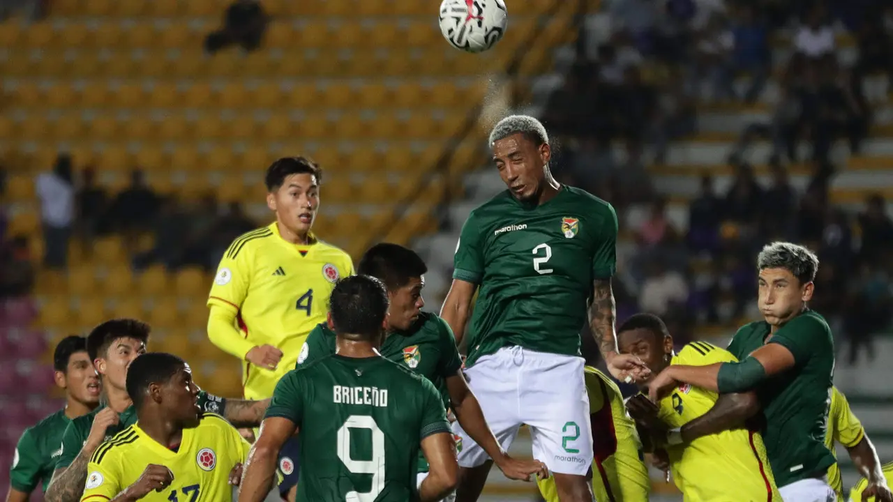 Fotograf&iacute;a de archivo del defensor boliviano Jairo Quinteros (c) en un partido disputado en el estadio Polideportivo Misael Delgado en Valencia (Venezuela). EFE/Rayner Pe&ntilde;a R.