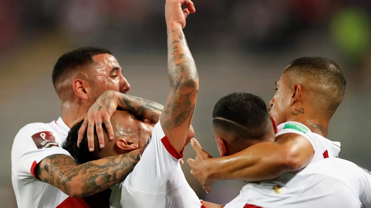 Fotograf&iacute;a de archivo de jugadores de la selecci&oacute;n de Per&uacute; celebrando un gol en el estadio Nacional en Lima. La Bicolor jugar&aacute; un amistoso en junio contra El Salvador en EE.UU. antes de la Copa Am&eacute;rica 2024. EFE/Paolo Aguilar POOL