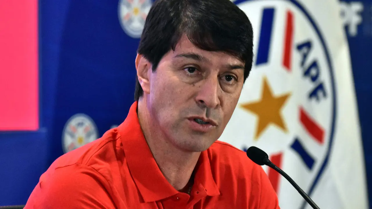Fotograf&iacute;a de archivo en la que se registr&oacute; al seleccionador del equipo nacional masculino de f&uacute;tbol de Paraguay, el argentino Daniel Garnero, durante una rueda de prensa, en Asunci&oacute;n (Paraguay). EFE/Daniel Piris