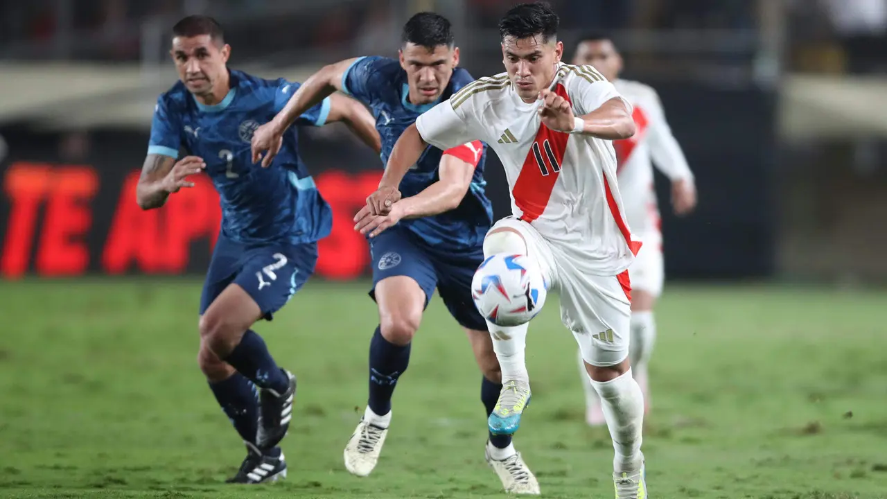 Una acci&oacute;n del partido amistoso de Per&uacute; con Paraguay del pasado 7 de junio en Lima. En la foto, Jos&eacute; Rivera (d), uno de los convocados por la Bicolor, conduce el bal&oacute;n ante la marca del paraguayo Fabi&aacute;n Balbuena. EFE/ Paolo Aguilar