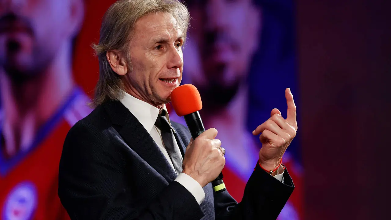 Fotograf&iacute;a de archivo en la que se registr&oacute; al seleccionador del equipo nacional masculino de f&uacute;tbol, el argentino Ricardo Gareca, durante un rueda de prensa, en Santiago de Chile. EFE/Elvis Gonz&aacute;lez