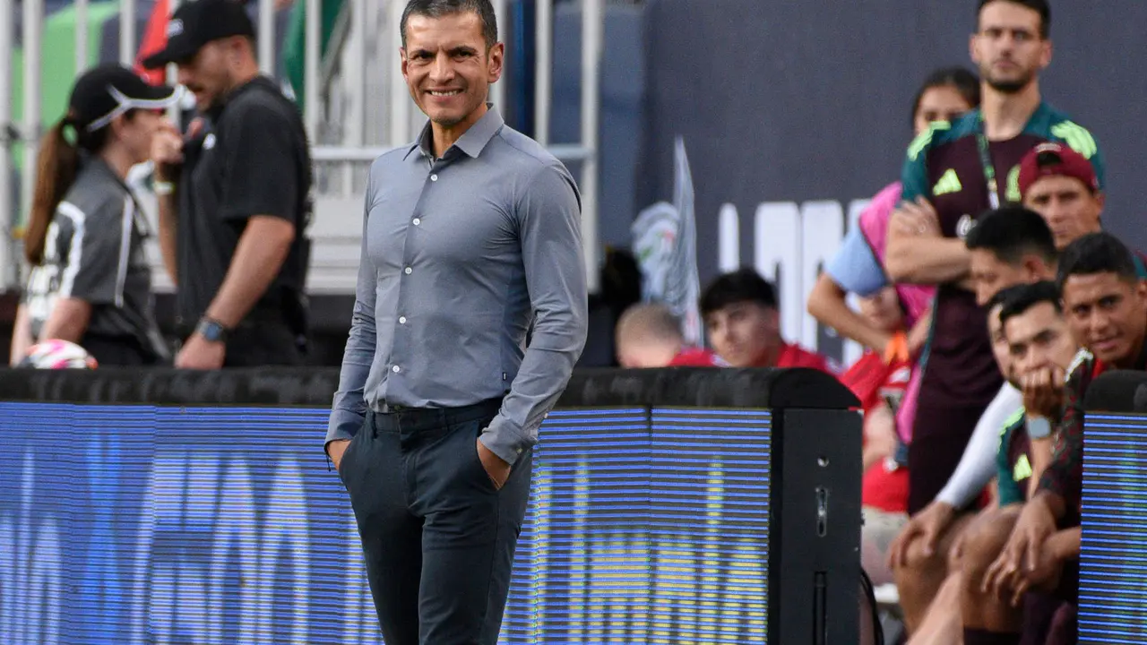 Fotograf&iacute;a de archivo del seleccionador de M&eacute;xico Jaime Lozano durante un partido amistoso internacional entre las selecciones nacionales de M&eacute;xico y Uruguay en el estadio Empower Field en Mile High en Denver (EE.UU.). Imagen de archivo. EFE/ Todd Pierson