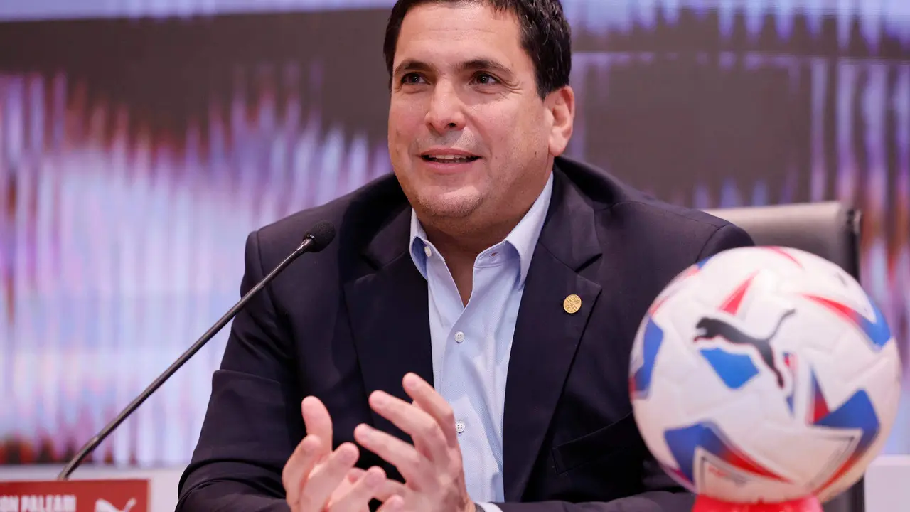 Fotograf&iacute;a cedida este lunes, 27 de mayo, por la Asociaci&oacute;n Paraguaya de F&uacute;tbol, en la que se registr&oacute; al presidente de la asociaci&oacute;n, Robert Harrison, durante una conferencia de prensa, en Luque (Paraguay). EFE/Asociaci&oacute;n Paraguaya de F&uacute;tbol