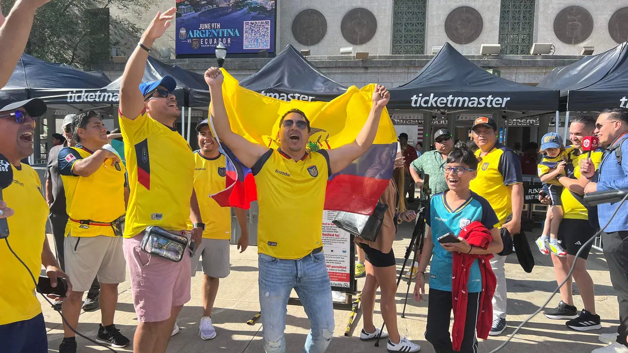 Los hinchas ecuatorianos viven con intensidad la previa del partido amistoso entre las selecciones de Argentina y Ecuador en el estadio Soldier Field, en Chicago. EFE/ Andrea Montolivo
