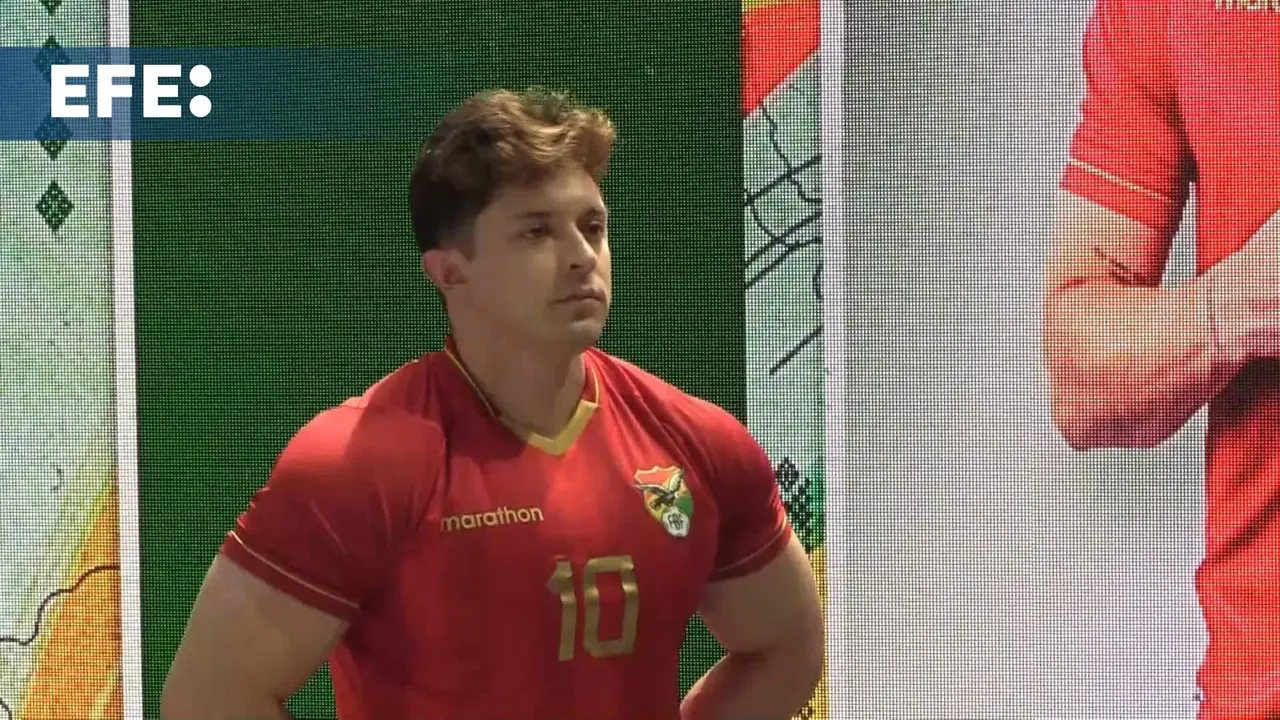 Un verde claro predominante con tonos oscuros en los detalles andinos de las mangas y n&uacute;meros caracterizan la camiseta principal que lucir&aacute; la selecci&oacute;n boliviana de f&uacute;tbol en la Copa Am&eacute;rica, la cual se disputar&aacute; desde el pr&oacute;ximo 20 de junio en Estados Unidos. T:55 seg