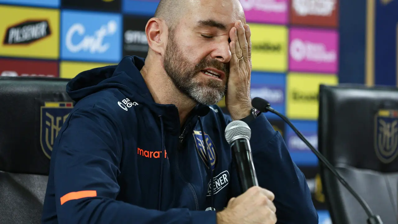 Imagen de archivo del seleccionador de Ecuador, el espa&ntilde;ol F&eacute;lix S&aacute;nchez, quien este lunes ha retornado en la ciudad estadounidense de Filadelfia a los entrenamientos de su plantilla entre cr&iacute;ticas por el bajo desempe&ntilde;o del equipo. EFE/ Jos&eacute; J&aacute;come