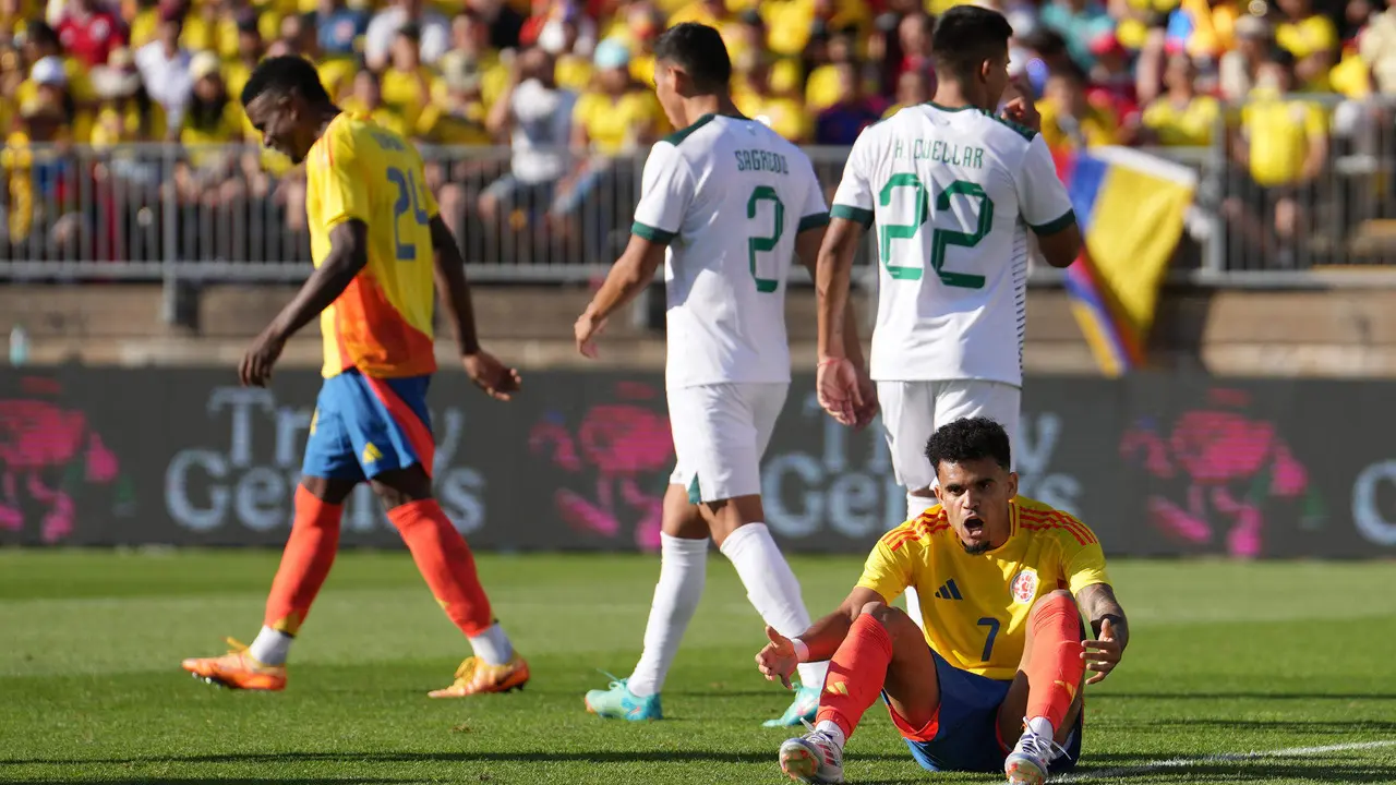 Luis D&iacute;az (abajo) de Colombia reacciona durante un partido amistoso ante Bolivia en el estadio Rentschler Field en East Heatford (EEUU). EFE/Joe Buglewicz