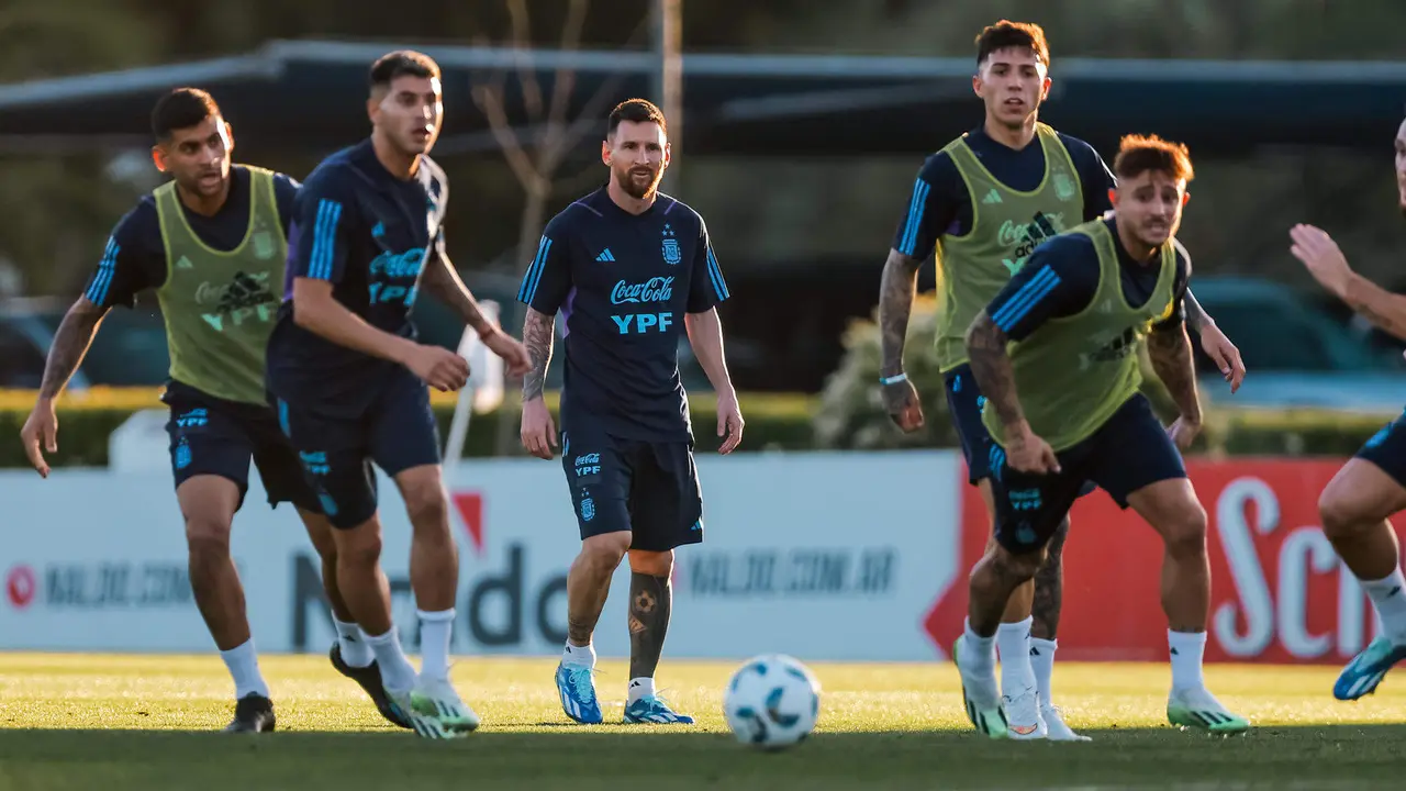 Fotograf&iacute;a de archivo de Lionel Messi (c) mientras participa junto a sus compa&ntilde;eros en un entrenamiento de la selecci&oacute;n Argentina. EFE/ Juan Ignacio Roncoroni
