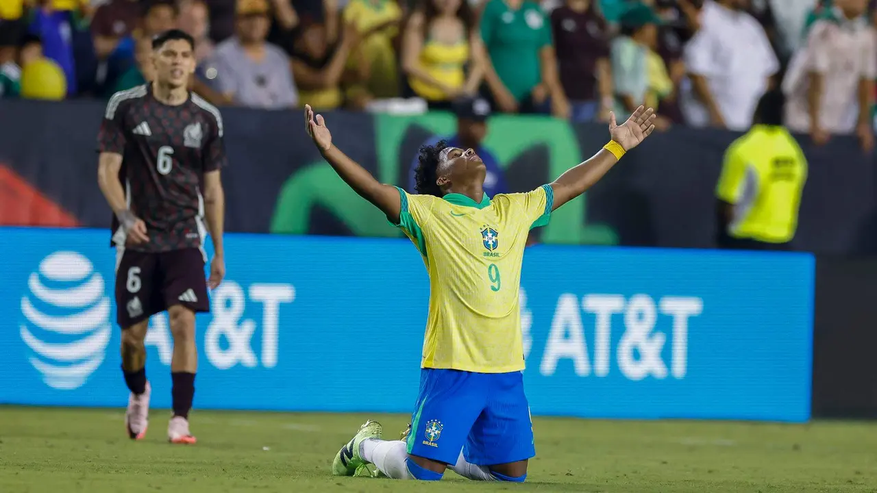 El delantero brasile&ntilde;o Endrick Sousa reacciona tras derrotar a M&eacute;xico durante un partido amistoso internacional de f&uacute;tbol. EFE/EPA/ADAM DAVIS