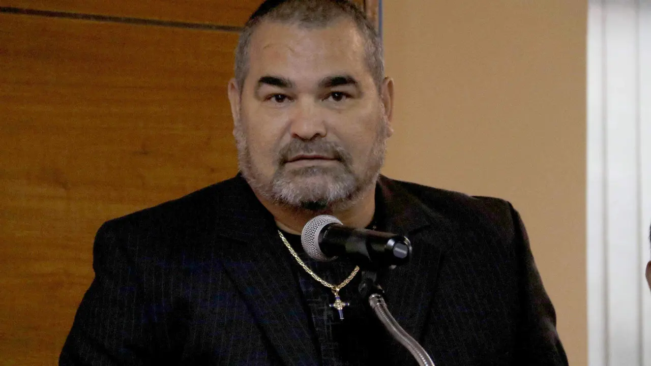 ASU01. ASUNCI&Oacute;N (PARAGUAY), 23/02/2017. El exarquero internacional paraguayo Jos&eacute; Luis Chilavert, habla luego de recibir su placa de ciudadano ilustre de la capital paraguaya hoy, jueves 23 de febrero de 2017, durante un acto en la sede de la municipalidad de Asunci&oacute;n (Paraguay). El hist&oacute;rico portero paraguayo, Jos&eacute; Luis Chilavert, fue nombrado ciudadano ilustre de Asunci&oacute;n por su trayectoria deportiva durante 25 a&ntilde;os bajo el arco, aunque mucha de su fama se debe a haber sido el segundo arquero m&aacute;s goleador de la historia del balompi&eacute;, con 62 tantos. EFE/Andr&eacute;s Cristaldo Ben&iacute;tez