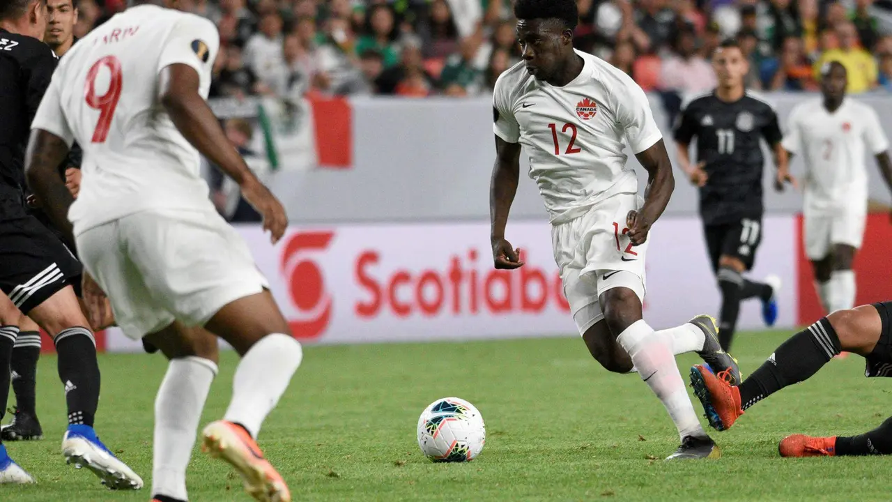 Fotograf&iacute;a de archivo en la que se registr&oacute; a Alphonso Davies (3d), centrocampista de Canad&aacute;, durante un partido de la Copa Oro, en el Broncos Stadium de Denver (Colorado, EE.UU.). EFE/Todd Pierson