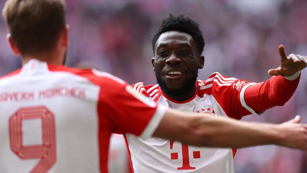 Fotograf&iacute;a de archivo del jugador paname&ntilde;o del Bayern Munich Alphonso Davies (d) en un abrazo con su compa&ntilde;ero de equipo, el ingl&eacute;s Harry Kane (i). EFE/ANNA SZILAGYI