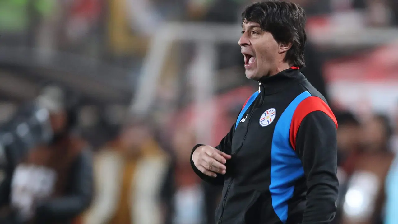 El seleccionador de Paraguay, Daniel Garnero, reacciona en un partido amistoso internacional ante Per&uacute;, en el estadio Monumental en Lima (Per&uacute;). EFE/ Paolo Aguilar