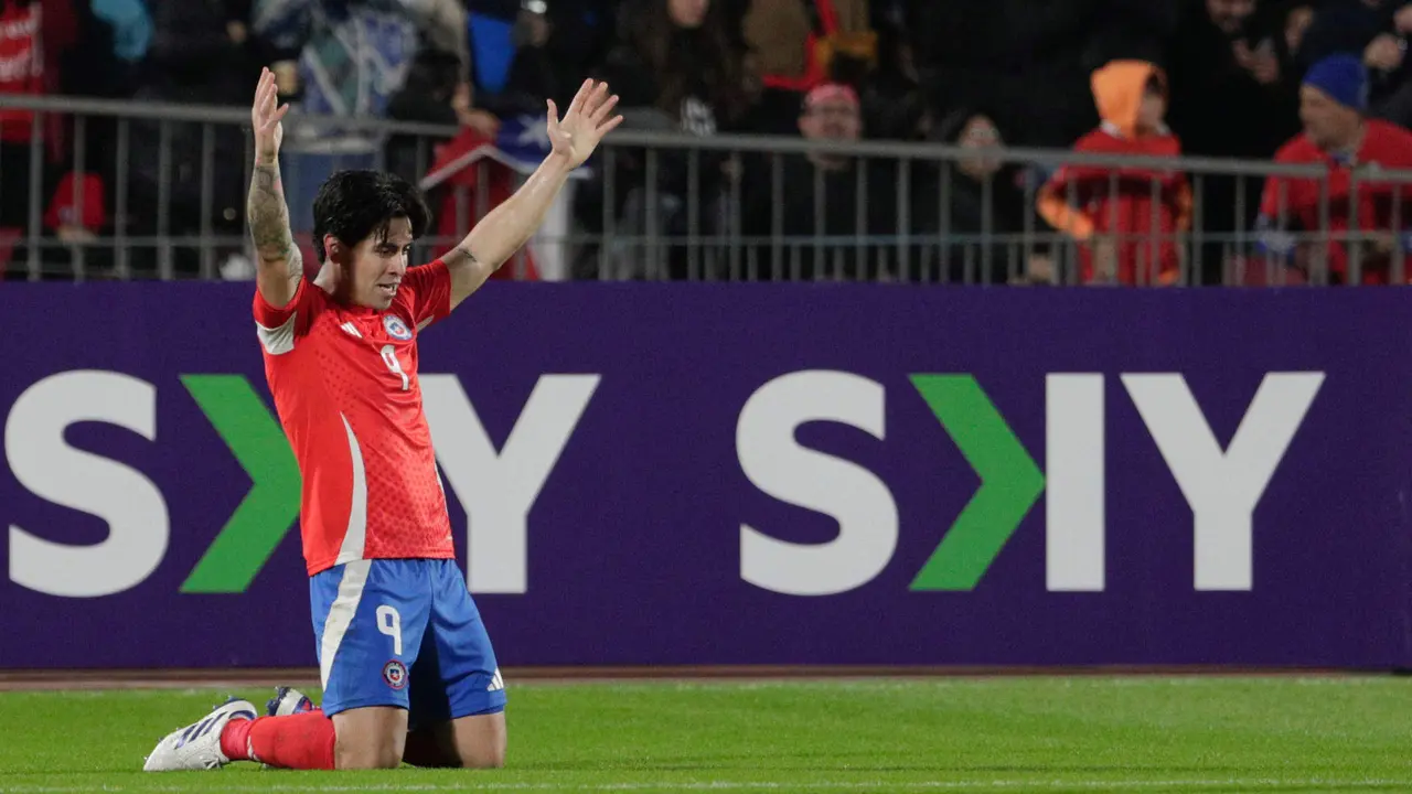El delantero chileno V&iacute;ctor D&aacute;vila fue registrado el pasado 11de junio al celebrar un gol que le anot&oacute; a Paraguay, durante un partido amistoso previo a la Copa Am&eacute;rica, en el estadio Nacional de Santiago de Chile. EFE/Elvis Gonz&aacute;lez