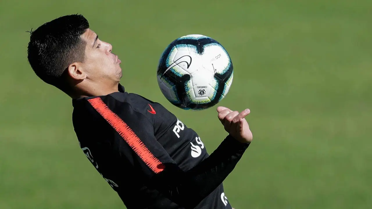 Foto de archivo del centrocampista Esteban Pavez, quien este mi&eacute;rcoles, a dos d&iacute;as del debut frente a Per&uacute; en la Copa Am&eacute;rica, dijo confiar en que la selecci&oacute;n chilena mantenga el poder goleador mostrado en los &uacute;ltimos tres partidos amistosos en los que anot&oacute; 8. EFE/ Fernando Bizerra Jr