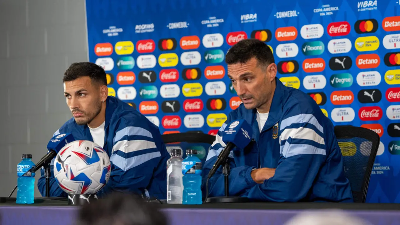 Fotograf&iacute;a cedida este mi&eacute;rcoles, 19 de junio, por la Asociaci&oacute;n de F&uacute;tbol Argentino (AFA) en la que se registr&oacute; al seleccionador del equipo nacional, Lionel Scaloni (d), junto al centrocampista Leandro Paredes (i), durante la rueda de prensa previa al primer partido de la Copa Am&eacute;rica en la que enfrentar&aacute;n a Canad&aacute;, en Atlanta (Georgia, EE.UU.). EFE/AFA