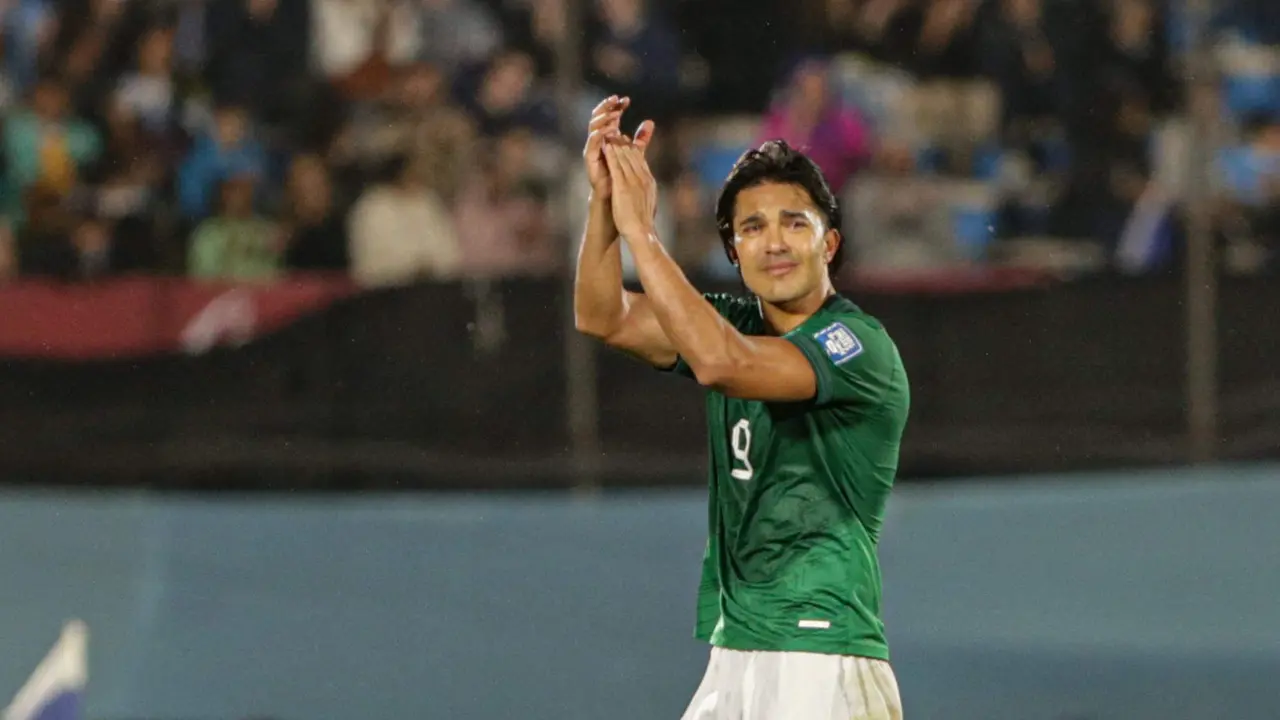 Fotograf&iacute;a de archivo, tomada el pasado 21 de noviembre, en la que se registr&oacute; al delantero boliviano Marcelo Martins Moreno al despedirse de la selecci&oacute;n nacional de f&uacute;tbol de su pa&iacute;s, luego de un partido por las eliminatorias suramericana al Mundial FIFA de 2026, en el estadio Centenario de Montevideo (Uruguay). EFE/Gast&oacute;n Britos