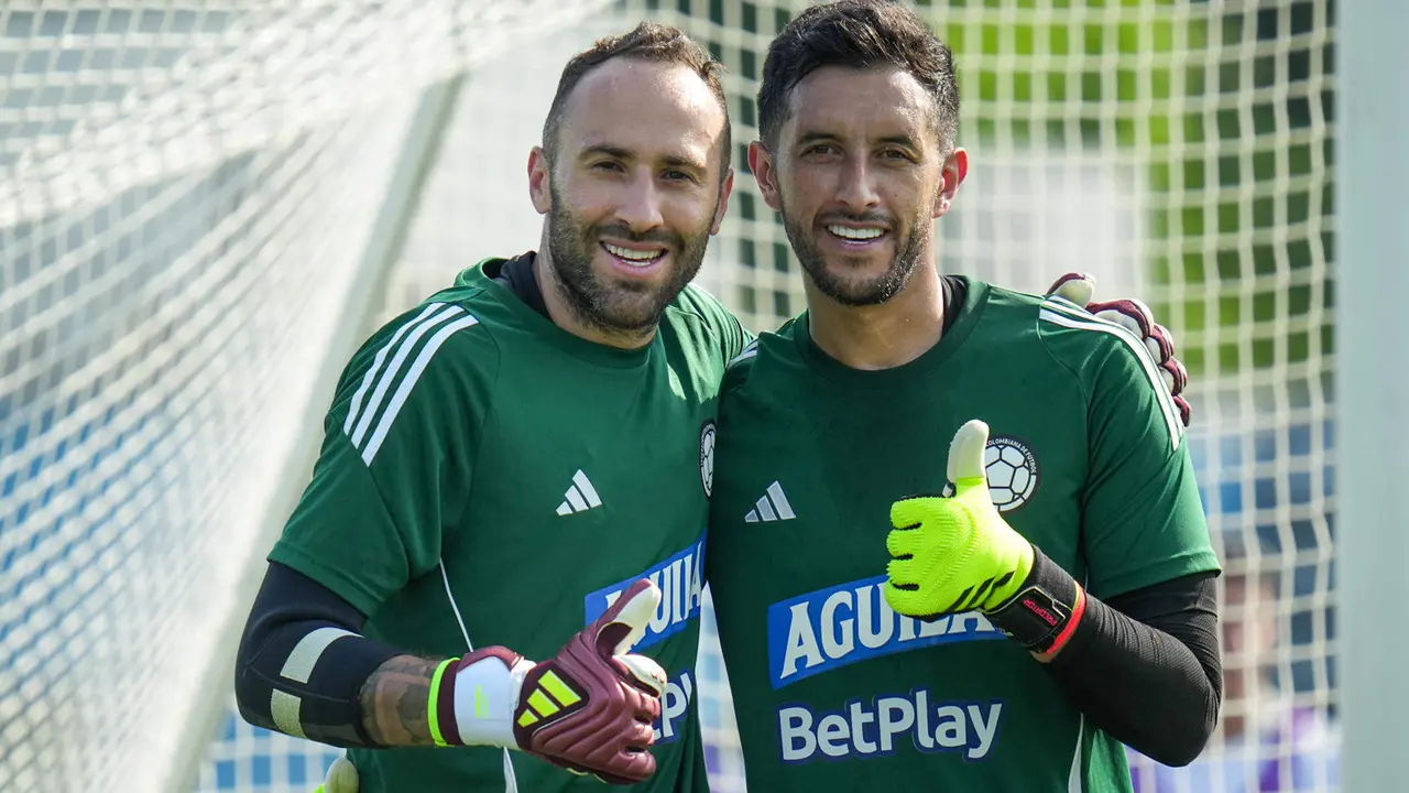 Fotograf&iacute;a cedida este mi&eacute;rcoles, 19 de junio, por la Federaci&oacute;n Colombiana de F&uacute;tbol (FCF) en la que se registr&oacute; a los guardametas David Ospina (i) y Camilo Vargas durante un entrenamiento, en Nueva York (NY, EE.UU.). EFE/FCF