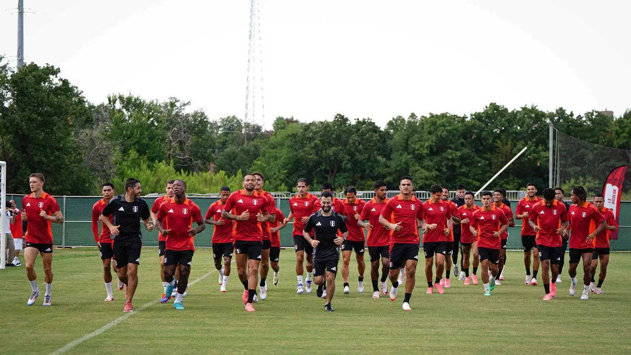 Fotograf&iacute;a cedida por la Federaci&oacute;n Peruana de F&uacute;tbol (FPF) en la que se registr&oacute; a jugadores de la seleccionado nacional de mayores, durante un entrenamiento previo a su debut en la Copa Am&eacute;rica, en la Universidad de Dallas, en Dallas (Texas, EE.UU.). EFE/FPF