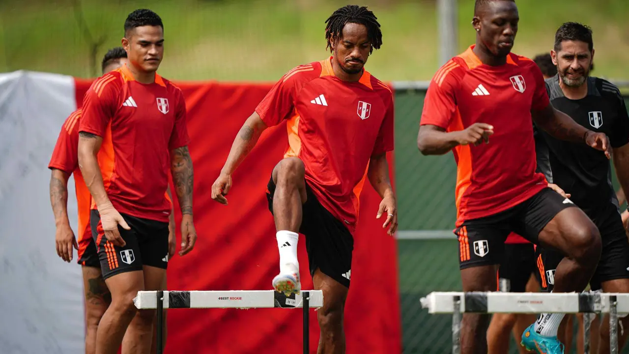 Fotograf&iacute;a cedida por la Federaci&oacute;n Peruana de F&uacute;tbol (FPF) en la que se registr&oacute; a jugadores de la seleccionado nacional de mayores, durante un entrenamiento previo a su debut en la Copa Am&eacute;rica, en la Universidad de Dallas, en Dallas (Texas, EE.UU.). EFE/FPF