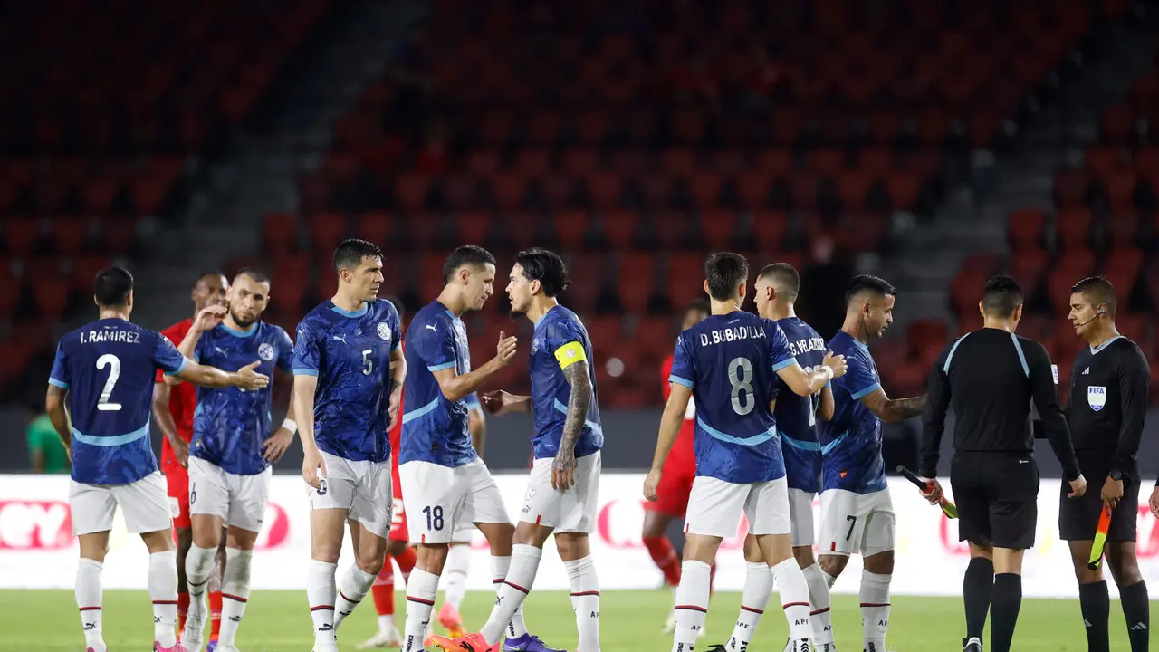 Jugadores de la selecci&oacute;n paraguaya de f&uacute;tbol fueron registrados el pasado 16 de junio, al final de un partido en el que se impusieron por 1-0 a Panam&aacute;, en el &uacute;ltimo amistoso de ambas selecciones antes de la Copa Am&eacute;rica 2024, en el estadio Rommel Fern&aacute;ndez de Ciudad de Panam&aacute; (Panam&aacute;). EFE/Bienvenido Velasco
